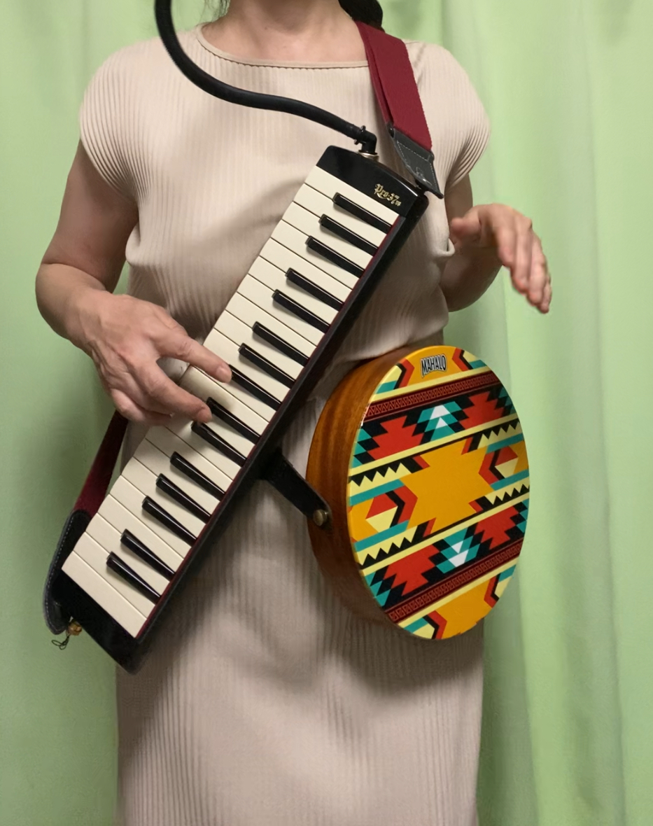 ケンハモとラップトップカホンで一人アンサンブルを演奏するKEIKO