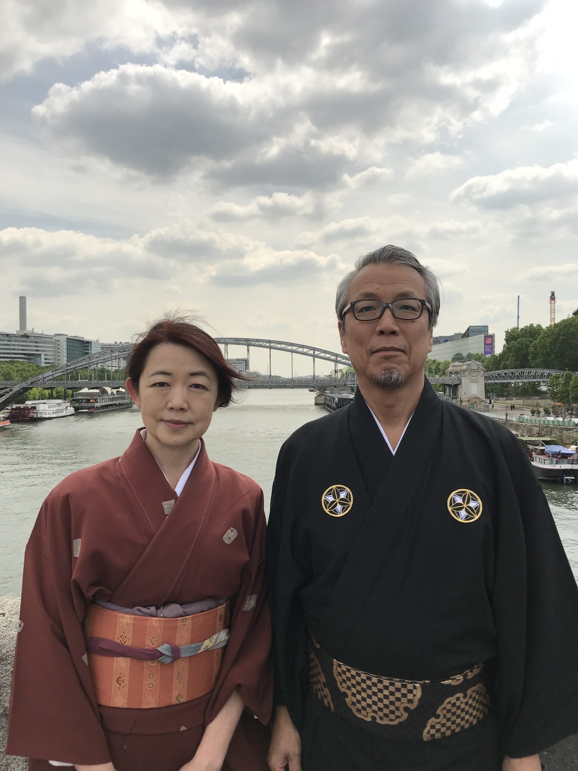 フランス・セーヌ川での五十崎佳子と五十崎研二