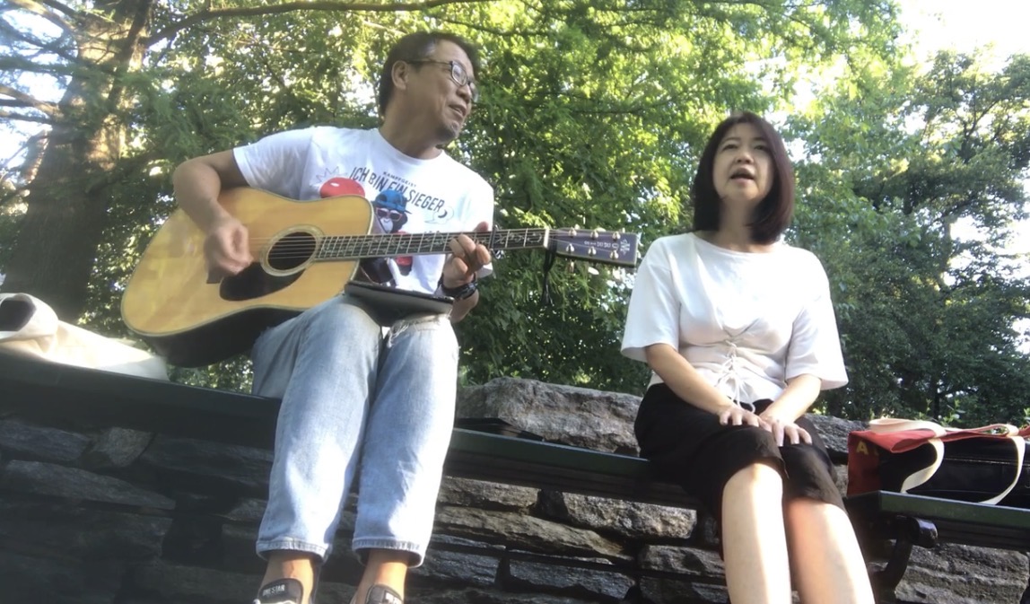 ニューヨーク・セントラルパークで演奏する夫婦音楽ユニット たまごサンド